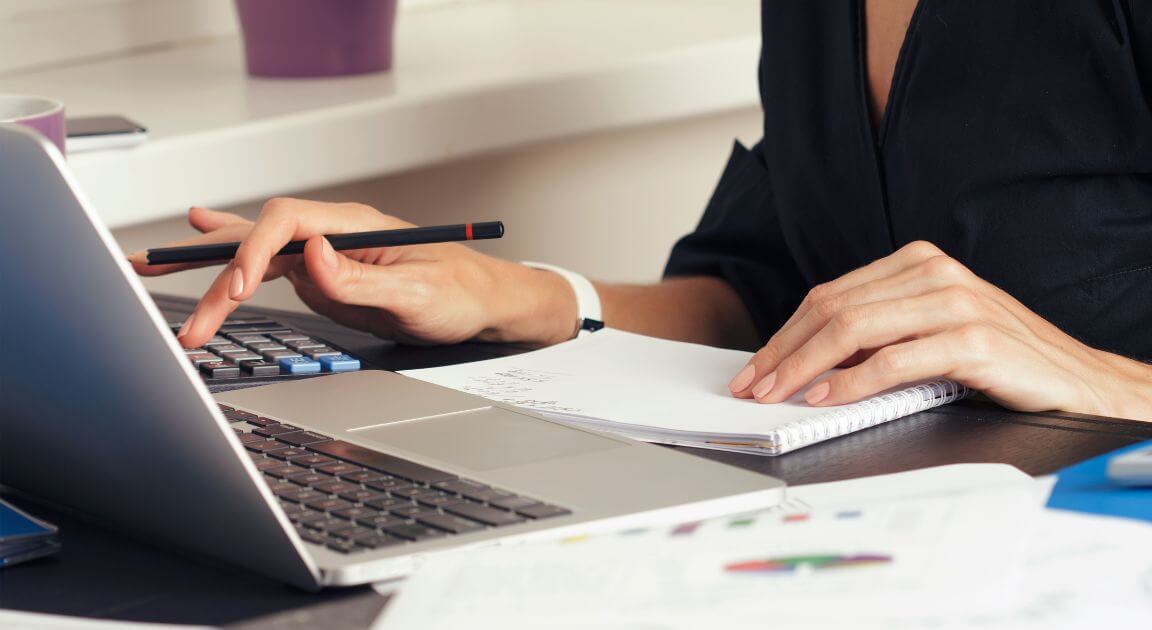 The difference between bookkeepers & CPAs: which does your business need?